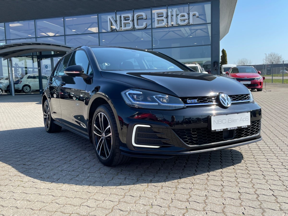 Billede af en sort Volkswagen bil, foran NBC Biler